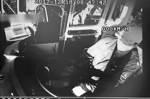 司机拒绝老人前门下车被辱骂吐口水 尊老不等