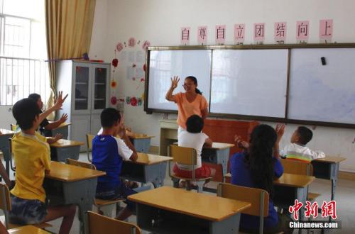资料图:一名老师正在给学生上课。朱柳融 摄