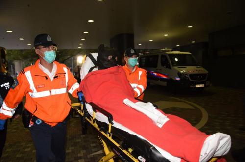 香港沙田15日发生一起疑似袭警抢枪案,两名警员受伤。图为男性嫌犯被送往医院。图片来源:香港《星岛日报》