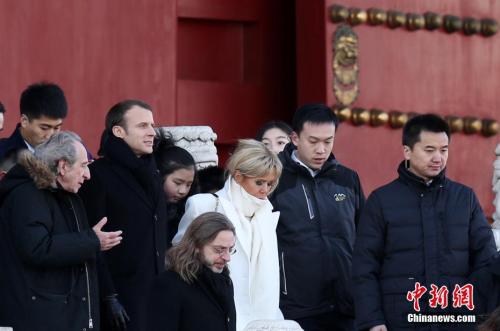 资料图:2018年1月9日上午,正在中国进行国事访问的法国总统马克龙偕夫人布丽吉特一同在北京参观故宫。 中新社记者 卞正锋 摄