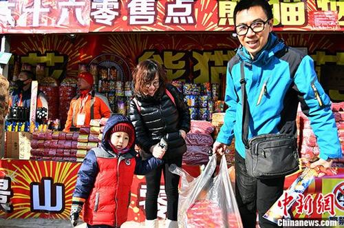 2018年春节期间,北京市共设置烟花爆竹销售网点87个,同比去年下降了82.97%。今年春节烟花爆竹共备货7.5万箱,比2017年备货量的17万箱,下降了55.9%。 中新社发 李连杰 摄