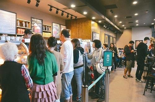 春节后多家连锁餐厅、手摇饮料店宣布涨价。图为高铁苗栗站星巴克门市吸引民众排队。(图片来源:台湾《联合报》)