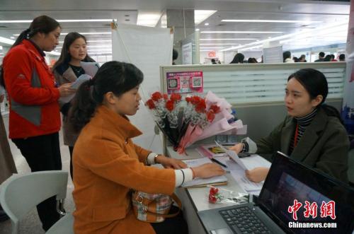资料图：2017年3月8日，河南省人才市场举行第十五届女子专场招聘会。韩章云 摄