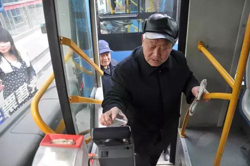 重庆新规: 老年人免费 降至65岁、独生子女有最