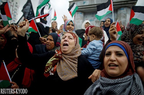 抗议特朗普政府决定的巴勒斯坦女性（6日，巴勒斯坦自治区）