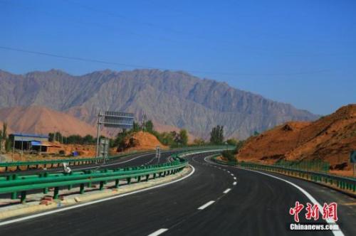 资料图：青海循隆高速公路建成通车，青海循化撒拉族自治县结束没有高速公路历史。 韩龙 摄