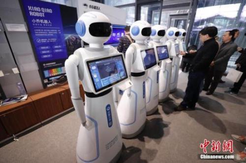 图为民众体验人工智能机器人。中新社记者 杜洋 摄