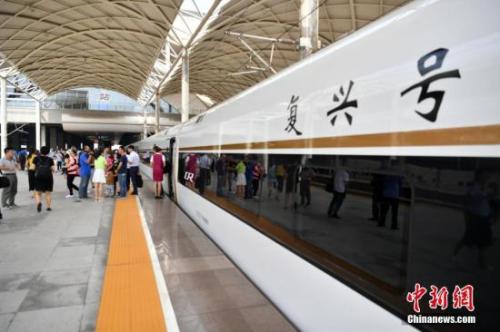 资料图：北京西至石家庄的“复兴号”列车缓缓驶入石家庄火车站。 中新社记者 翟羽佳 摄