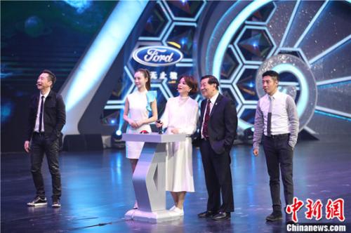 10岁女孩婚纱明星照片_星热点：一小时记忆1080个无规则数字,山东10岁女孩成“世界记忆...(2)