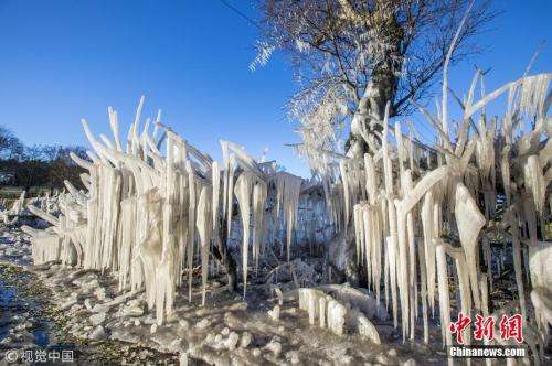 我在北半球瑟瑟发抖 你在南半球大汗淋漓 这是