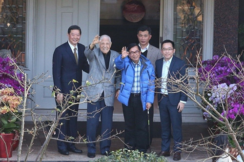 陈水扁被证实15日登门为李登辉祝寿，图为二人挥手。（图片来源：台媒）