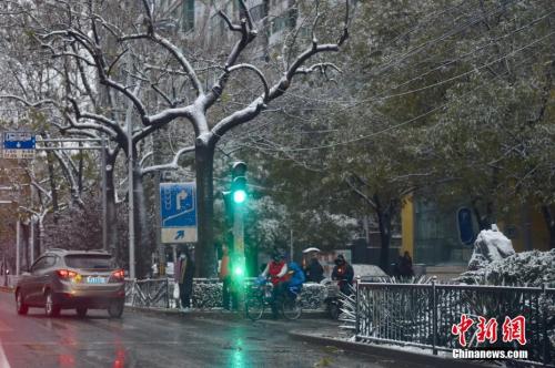 资料图:2016年11月21日,北京迎入冬首场降雪。<a target='_blank' href='http://www.chinanews.com/' >中新网</a>记者 金硕 摄 资料图:2016年11月21日,北京迎入冬首场降雪。中新网记者 金硕 摄