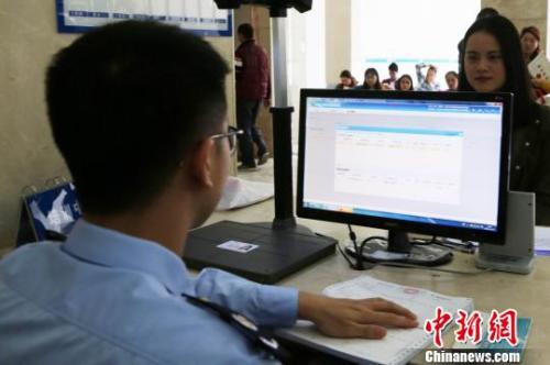 资料图:纳税人在平湖国税办税厅进行人像采集 房恩辉 摄