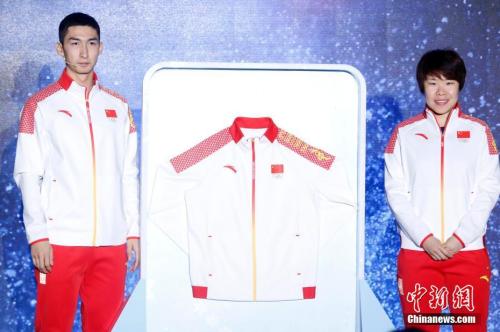 资料图:图为身穿平昌冬奥会中国体育代表团领奖服“冠军龙服”的中国运动员代表武大靖与周洋。 中新社记者 韩海丹 摄