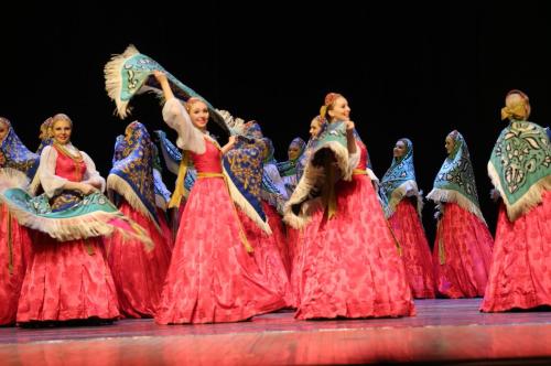 俄罗斯小白桦舞蹈上春晚 绝美“云步”飘舞哈尔滨