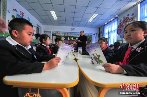 资料图:学生在教室上语文课。<a target='_blank' href='http://www.chinanews.com/'>中新社</a>记者 于海洋 摄 资料图:学生在教室上语文课。中新社记者 于海洋 摄