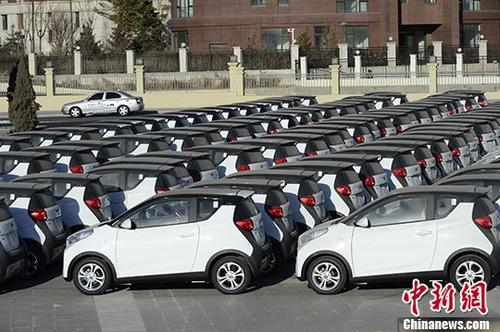 资料图:集中停放的电动汽车。 中新社记者 刘文华 摄