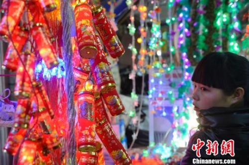 资料图:太原市民在电子鞭炮商铺前驻足观看。 韦亮 摄