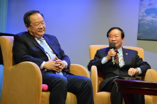 陈炽(右)给出五个建议助婚姻绿卡申请者事半功倍。(美国《世界日报》记者牟兰/摄影)