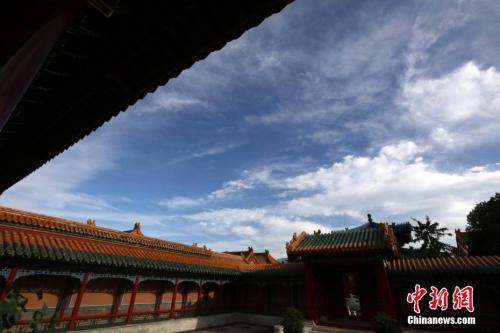 资料图：北京蓝天白云晴好天气。中新社记者 杨可佳 摄