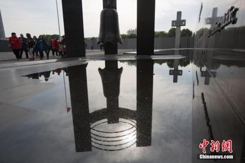 资料图：民众在侵华日军南京大屠杀遇难同胞纪念馆内参观。 中新社记者 泱波 摄