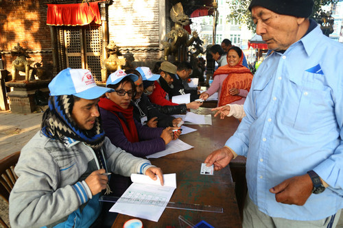 资料图片：12月7日，在尼泊尔加德满都，一名选民抵达投票站。新华社发