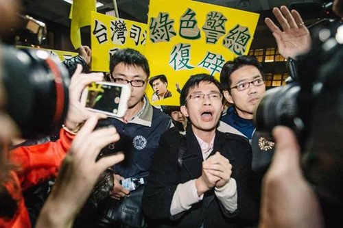 1513733522146590.jpg 新党新思维中心主任侯汉廷(前中) (图源:中时电子报)
