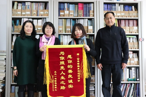 数九寒冬雪梅骨 拾金不昧暖人心|图书馆|同学|锦旗_新浪新闻