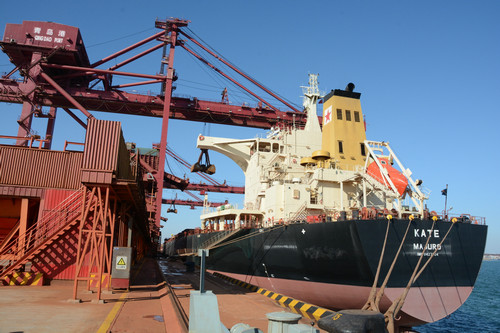 资料图片：“凯特”号货轮正在卸载从澳大利亚运来的铁矿石（1月27日摄）。新华社记者 张旭东 摄