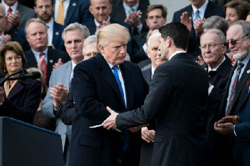 外媒:美国会最终通过税改法案 特朗普高调庆祝