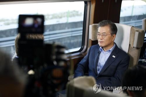 12月19日，在韩国京江线高铁（KTX）列车上，文在寅接受NBC电视台采访。