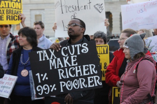 国会前抗议共和党税改方案的人群。