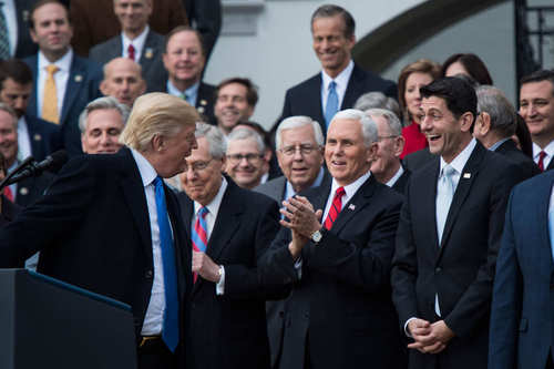特朗普和共和党议员在白宫庆祝税改法案正式通过。图片来源： Jabin Botsford/The Washington Post/Getty Images 