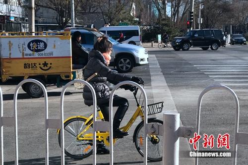 资料图：越来越多的用户骑车自带手套。中新网 吴涛 摄