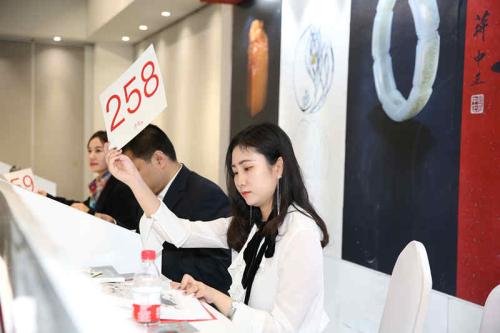 12岁秋季风衣_秋季穿风衣,打底单品怎么选？穿对了,轻松彰显时尚感