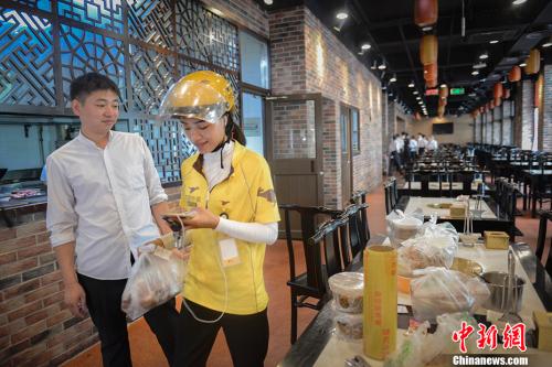 资料图:外卖员店内取餐。 #####filter2#####记者 富宇 摄