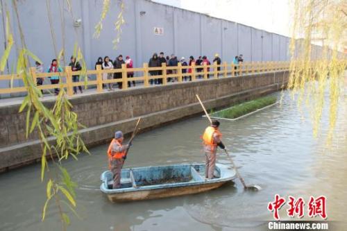 资料图:过去水质浑浊、淤泥沉积的嫩江河,如今清澈畅通。 周琳 摄