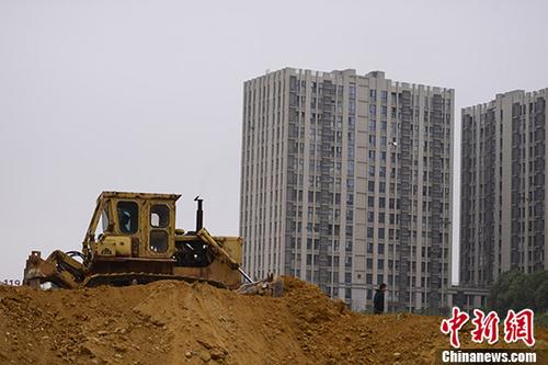 湖南长沙一楼盘土地上,推土机正在作业。 中新社记者 杨华峰 摄