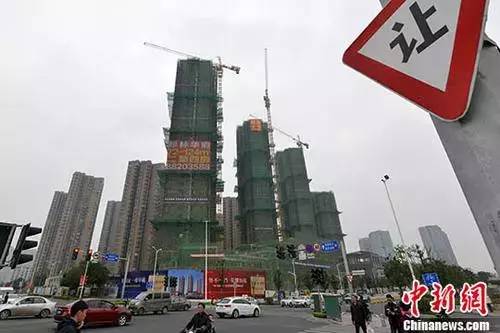 资料图:在建商品房 中新社记者 吕明 摄
