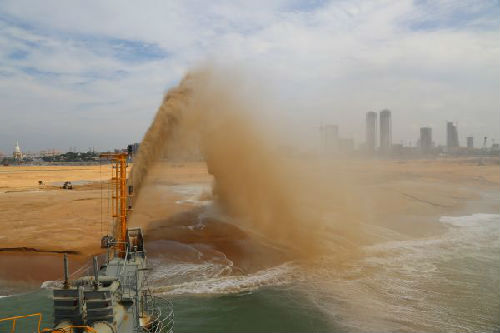 在科伦坡港口城项目施工现场,中国交建“万顷沙”号耙吸船正在吹沙。(新华社)