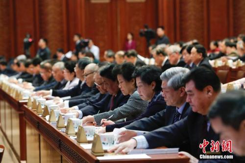 资料图:2017年11月4日,十二届全国人大常委会第三十次会议通过关于在全国各地推开国家监察体制改革试点工作的决定。 中新社记者 杜洋 摄