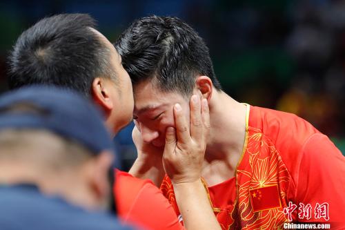 资料图：里约奥运会，刘国梁亲吻弟子马龙成经典一幕。中新网记者 盛佳鹏 摄