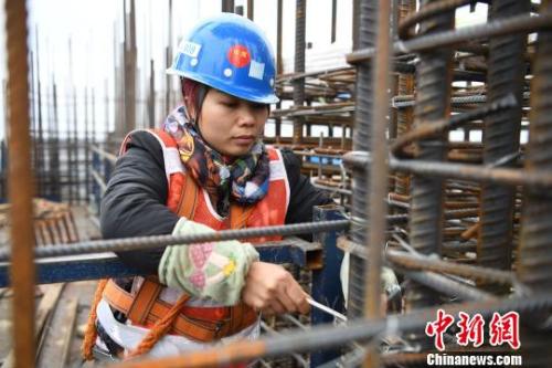 资料图:女性农民工在工地上。 胡雁 摄