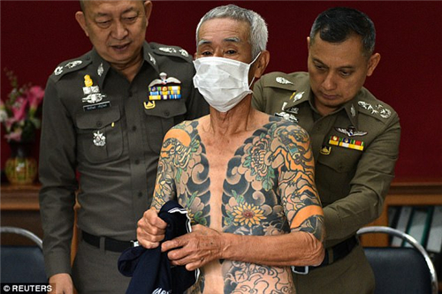 视频|山口组大佬藏泰国15年 误因纹身成网红终被捕|泰国警方|网红|泰国_新浪新闻