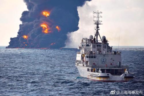  爆燃现场。图片来源：上海海事局官方微博。