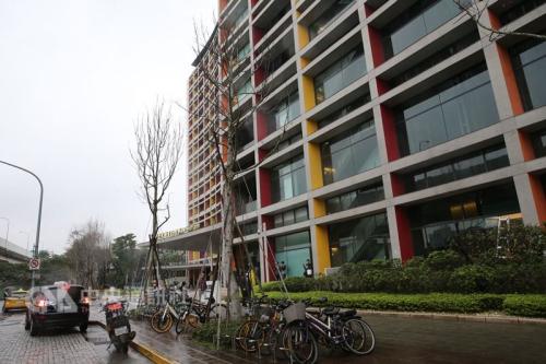 台北市信义警分局19日获报,一名男子下午在松烟文创大楼对空鸣3枪,警方到场后男子已逃逸,警方目前已调监视器扩大追缉。图片来源:“中央社”