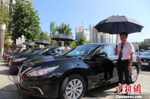 资料图:整装待发的司机们。 钟欣 摄