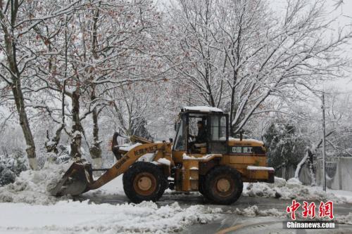 2018年1月4日,安徽合肥义城街道铲雪车在为敬老院门口道路清理积雪。中新社记者 钟欣 摄