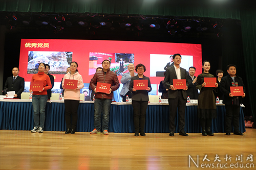 学校领导出席后勤集团年度总结表彰会|歌唱祖