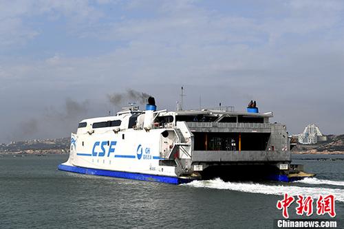 “海峡号”载着旅客从福建平潭澳前码头驶向台湾。 图片来源：中新网
